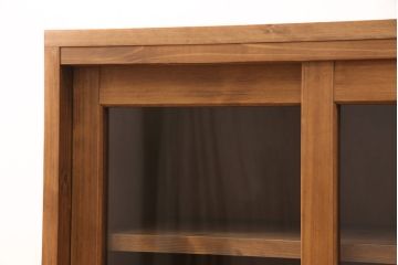 キッチン収納棚を新規製作!建具はクリアガラス入り引き違い戸。可動式の棚板を設置。真鍮製の金具を取り付け。明るい茶色で着色し仕上げ。(戸棚、食器棚、キャビネット)