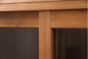 キッチン収納棚を新規製作!建具はクリアガラス入り引き違い戸。可動式の棚板を設置。真鍮製の金具を取り付け。明るい茶色で着色し仕上げ。(戸棚、食器棚、キャビネット)