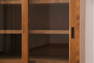 キッチン収納棚を新規製作!建具はクリアガラス入り引き違い戸。可動式の棚板を設置。真鍮製の金具を取り付け。明るい茶色で着色し仕上げ。(戸棚、食器棚、キャビネット)