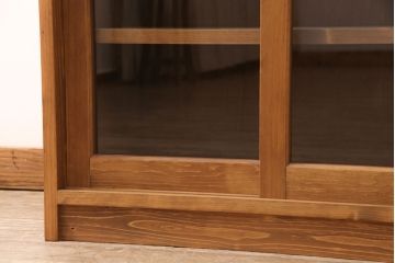 キッチン収納棚を新規製作!建具はクリアガラス入り引き違い戸。可動式の棚板を設置。真鍮製の金具を取り付け。明るい茶色で着色し仕上げ。(戸棚、食器棚、キャビネット)