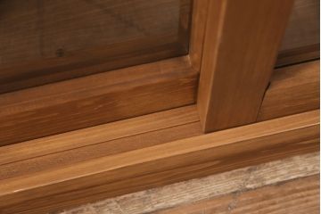 キッチン収納棚を新規製作!建具はクリアガラス入り引き違い戸。可動式の棚板を設置。真鍮製の金具を取り付け。明るい茶色で着色し仕上げ。(戸棚、食器棚、キャビネット)