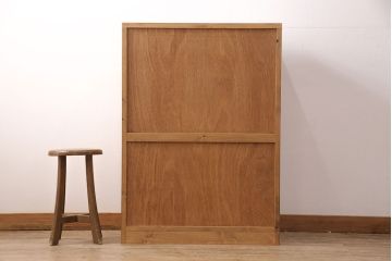 キッチン収納棚を新規製作!建具はクリアガラス入り引き違い戸。可動式の棚板を設置。真鍮製の金具を取り付け。明るい茶色で着色し仕上げ。(戸棚、食器棚、キャビネット)