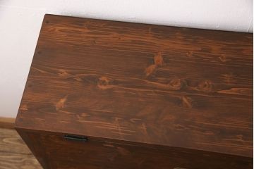 パタパタ収納棚を新規製作!ヒノキ無垢材で製作。当店商品を参考に木製脚、金属製取っ手を取り付け、濃い茶色で着色し仕上げ。(戸棚、キャビネット、ロッカー、下駄箱)