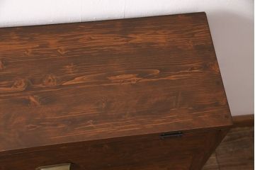 パタパタ収納棚を新規製作!ヒノキ無垢材で製作。当店商品を参考に木製脚、金属製取っ手を取り付け、濃い茶色で着色し仕上げ。(戸棚、キャビネット、ロッカー、下駄箱)