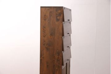 パタパタ扉の下駄箱を新規製作!本体はヒノキ材、扉は古材を使用。当店商品を参考に取っ手を取り付け、着色し仕上げ。(収納棚、戸棚、キャビネット、ロッカー)