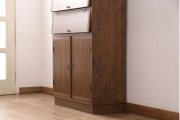 パタパタ扉の下駄箱を新規製作!本体はヒノキ材、扉は古材を使用。当店商品を参考に取っ手を取り付け、着色し仕上げ。(収納棚、戸棚、キャビネット、ロッカー)
