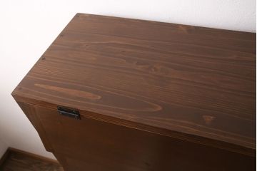 パタパタ扉の下駄箱を新規製作!本体はヒノキ材、扉は古材を使用。当店商品を参考に取っ手を取り付け、着色し仕上げ。(収納棚、戸棚、キャビネット、ロッカー)