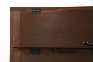 パタパタ扉の下駄箱を新規製作!本体はヒノキ材、扉は古材を使用。当店商品を参考に取っ手を取り付け、着色し仕上げ。(収納棚、戸棚、キャビネット、ロッカー)