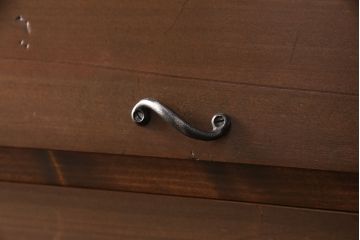 パタパタ扉の下駄箱を新規製作!本体はヒノキ材、扉は古材を使用。当店商品を参考に取っ手を取り付け、着色し仕上げ。(収納棚、戸棚、キャビネット、ロッカー)
