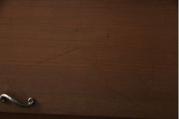 パタパタ扉の下駄箱を新規製作!本体はヒノキ材、扉は古材を使用。当店商品を参考に取っ手を取り付け、着色し仕上げ。(収納棚、戸棚、キャビネット、ロッカー)