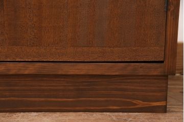 パタパタ扉の下駄箱を新規製作!本体はヒノキ材、扉は古材を使用。当店商品を参考に取っ手を取り付け、着色し仕上げ。(収納棚、戸棚、キャビネット、ロッカー)