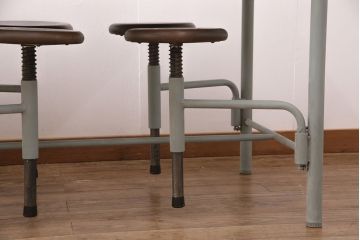 格納スツール8脚付きテーブルを新規製作!当店商品を参考に、ホワイトオークの天板を取り付け。淡い青緑のペイント仕上げ。(ダイニングテーブル、作業台、椅子)