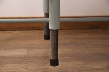 格納スツール8脚付きテーブルを新規製作!当店商品を参考に、ホワイトオークの天板を取り付け。淡い青緑のペイント仕上げ。(ダイニングテーブル、作業台、椅子)