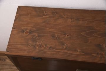 パタパタ扉の下駄箱を新規製作!本体はヒノキ無垢材、前板は古材で制作。取っ手と木製脚を取り付け。当店商品を参考に着色し仕上げ。(戸棚、キャビネット、収納棚、ロッカー)