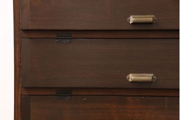 パタパタ扉の下駄箱を新規製作!本体はヒノキ無垢材、前板は古材で制作。取っ手と木製脚を取り付け。当店商品を参考に着色し仕上げ。(戸棚、キャビネット、収納棚、ロッカー)