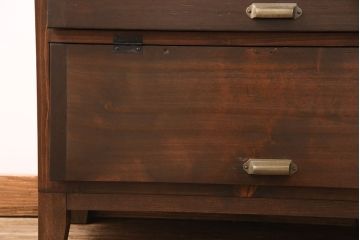 パタパタ扉の下駄箱を新規製作!本体はヒノキ無垢材、前板は古材で制作。取っ手と木製脚を取り付け。当店商品を参考に着色し仕上げ。(戸棚、キャビネット、収納棚、ロッカー)