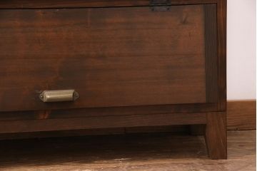 パタパタ扉の下駄箱を新規製作!本体はヒノキ無垢材、前板は古材で制作。取っ手と木製脚を取り付け。当店商品を参考に着色し仕上げ。(戸棚、キャビネット、収納棚、ロッカー)
