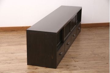 ローボードを新規製作!建具は縦格子とクリアガラスを組み入れ、下部に引き出しを設置。同時購入の商品と色を合わせて着色し仕上げ。(収納棚、戸棚、サイドボード)