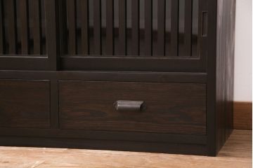 ローボードを新規製作!建具は縦格子とクリアガラスを組み入れ、下部に引き出しを設置。同時購入の商品と色を合わせて着色し仕上げ。(収納棚、戸棚、サイドボード)