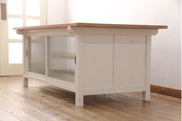 特大作業台を新規製作!当店商品を参考に製作。モールガラスを入れ込み、アンティークホワイトのペイント仕上げ。(カウンターテーブル、収納棚、戸棚)