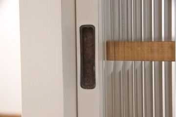特大作業台を新規製作!当店商品を参考に製作。モールガラスを入れ込み、アンティークホワイトのペイント仕上げ。(カウンターテーブル、収納棚、戸棚)