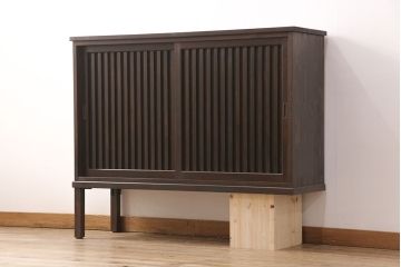 下駄箱を新規製作!当店のオーダー家具を参考に製作。アジャスター付きの脚を左のみ取り付け。取り外し可能な棚板を設置し、濃い茶色で着色し仕上げ。(収納棚、戸棚、玄関収納、シューズラック、キャビネット)