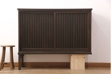 下駄箱を新規製作!当店のオーダー家具を参考に製作。アジャスター付きの脚を左のみ取り付け。取り外し可能な棚板を設置し、濃い茶色で着色し仕上げ。(収納棚、戸棚、玄関収納、シューズラック、キャビネット)
