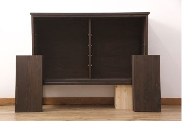 下駄箱を新規製作!当店のオーダー家具を参考に製作。アジャスター付きの脚を左のみ取り付け。取り外し可能な棚板を設置し、濃い茶色で着色し仕上げ。(収納棚、戸棚、玄関収納、シューズラック、キャビネット)