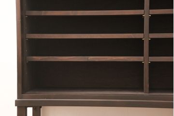 下駄箱を新規製作!当店のオーダー家具を参考に製作。アジャスター付きの脚を左のみ取り付け。取り外し可能な棚板を設置し、濃い茶色で着色し仕上げ。(収納棚、戸棚、玄関収納、シューズラック、キャビネット)
