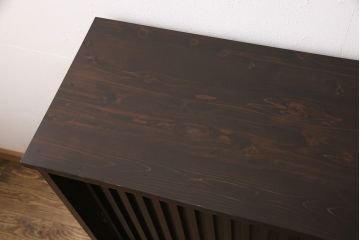 下駄箱を新規製作!当店のオーダー家具を参考に製作。アジャスター付きの脚を左のみ取り付け。取り外し可能な棚板を設置し、濃い茶色で着色し仕上げ。(収納棚、戸棚、玄関収納、シューズラック、キャビネット)
