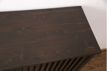 下駄箱を新規製作!当店のオーダー家具を参考に製作。アジャスター付きの脚を左のみ取り付け。取り外し可能な棚板を設置し、濃い茶色で着色し仕上げ。(収納棚、戸棚、玄関収納、シューズラック、キャビネット)