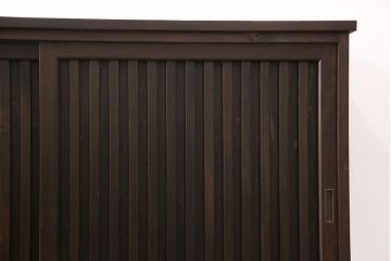 下駄箱を新規製作!当店のオーダー家具を参考に製作。アジャスター付きの脚を左のみ取り付け。取り外し可能な棚板を設置し、濃い茶色で着色し仕上げ。(収納棚、戸棚、玄関収納、シューズラック、キャビネット)