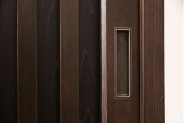 下駄箱を新規製作!当店のオーダー家具を参考に製作。アジャスター付きの脚を左のみ取り付け。取り外し可能な棚板を設置し、濃い茶色で着色し仕上げ。(収納棚、戸棚、玄関収納、シューズラック、キャビネット)