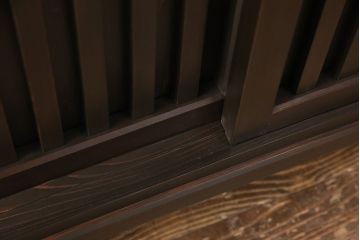 下駄箱を新規製作!当店のオーダー家具を参考に製作。アジャスター付きの脚を左のみ取り付け。取り外し可能な棚板を設置し、濃い茶色で着色し仕上げ。(収納棚、戸棚、玄関収納、シューズラック、キャビネット)