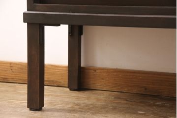 下駄箱を新規製作!当店のオーダー家具を参考に製作。アジャスター付きの脚を左のみ取り付け。取り外し可能な棚板を設置し、濃い茶色で着色し仕上げ。(収納棚、戸棚、玄関収納、シューズラック、キャビネット)