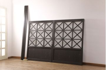 ガラス戸2枚と戸枠を新規製作!当店商品を参考に製作。戸車、召合わせ錠を取り入れ、クリアガラスを組み入れ。濃い茶色で着色し仕上げ。(引き戸、建具)