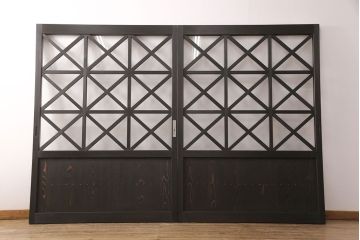 ガラス戸2枚と戸枠を新規製作!当店商品を参考に製作。戸車、召合わせ錠を取り入れ、クリアガラスを組み入れ。濃い茶色で着色し仕上げ。(引き戸、建具)