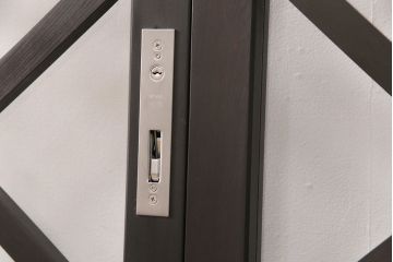 ガラス戸2枚と戸枠を新規製作!当店商品を参考に製作。戸車、召合わせ錠を取り入れ、クリアガラスを組み入れ。濃い茶色で着色し仕上げ。(引き戸、建具)