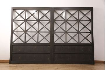 ガラス戸2枚と戸枠を新規製作!当店商品を参考に製作。戸車、召合わせ錠を取り入れ、クリアガラスを組み入れ。濃い茶色で着色し仕上げ。(引き戸、建具)