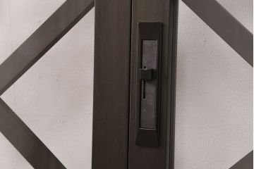 ガラス戸2枚と戸枠を新規製作!当店商品を参考に製作。戸車、召合わせ錠を取り入れ、クリアガラスを組み入れ。濃い茶色で着色し仕上げ。(引き戸、建具)