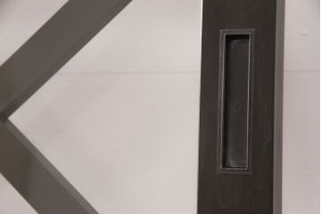 ガラス戸2枚と戸枠を新規製作!当店商品を参考に製作。戸車、召合わせ錠を取り入れ、クリアガラスを組み入れ。濃い茶色で着色し仕上げ。(引き戸、建具)