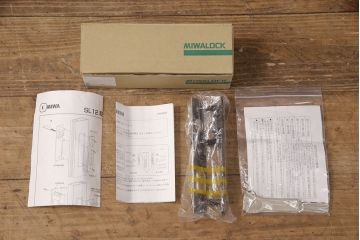 ガラス戸2枚と戸枠を新規製作!当店商品を参考に製作。戸車、召合わせ錠を取り入れ、クリアガラスを組み入れ。濃い茶色で着色し仕上げ。(引き戸、建具)