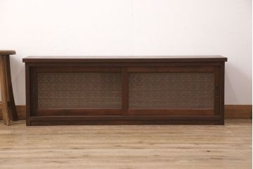 テレビ台を新規製作!建具はみんさー柄のレーザー組子を入れ込み作成。赤味がかった濃い茶色に着色し仕上げ。(テレビボード、ローボード、収納棚、丸窓、組子)