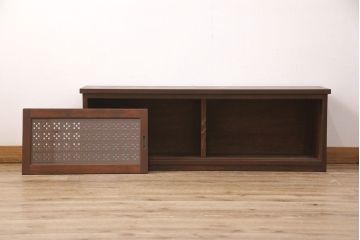 テレビ台を新規製作!建具はみんさー柄のレーザー組子を入れ込み作成。赤味がかった濃い茶色に着色し仕上げ。(テレビボード、ローボード、収納棚、丸窓、組子)