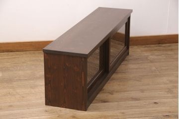テレビ台を新規製作!建具はみんさー柄のレーザー組子を入れ込み作成。赤味がかった濃い茶色に着色し仕上げ。(テレビボード、ローボード、収納棚、丸窓、組子)