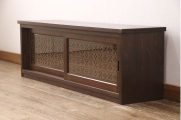 テレビ台を新規製作!建具はみんさー柄のレーザー組子を入れ込み作成。赤味がかった濃い茶色に着色し仕上げ。(テレビボード、ローボード、収納棚、丸窓、組子)