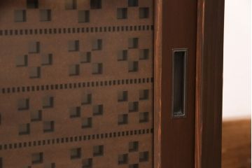 テレビ台を新規製作!建具はみんさー柄のレーザー組子を入れ込み作成。赤味がかった濃い茶色に着色し仕上げ。(テレビボード、ローボード、収納棚、丸窓、組子)