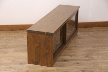 テレビ台を新規製作!建具は丸窓とみんさー柄のレーザー組子を入れ込み作成。黄味がかった茶色に着色し仕上げ。(テレビボード、ローボード、収納棚、丸窓、組子)