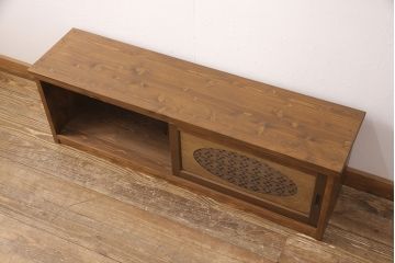 テレビ台を新規製作!建具は丸窓とみんさー柄のレーザー組子を入れ込み作成。黄味がかった茶色に着色し仕上げ。(テレビボード、ローボード、収納棚、丸窓、組子)