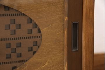 テレビ台を新規製作!建具は丸窓とみんさー柄のレーザー組子を入れ込み作成。黄味がかった茶色に着色し仕上げ。(テレビボード、ローボード、収納棚、丸窓、組子)